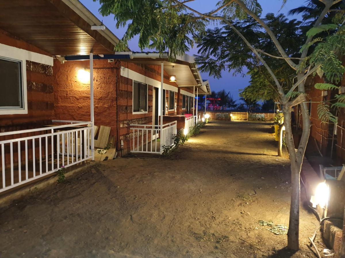 Salt Water Resort Dāpoli Exterior foto